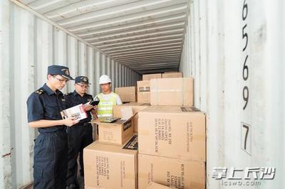 60℃集装箱内海关查验员保通关，技术进出口的安全守护者